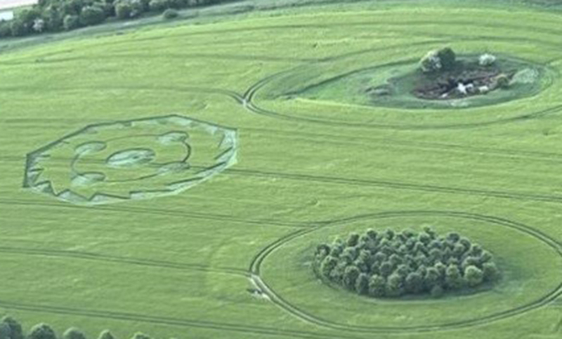Brian May publicó fotos de extraños círculos en un campo: ¿lo hicieron ovnis?