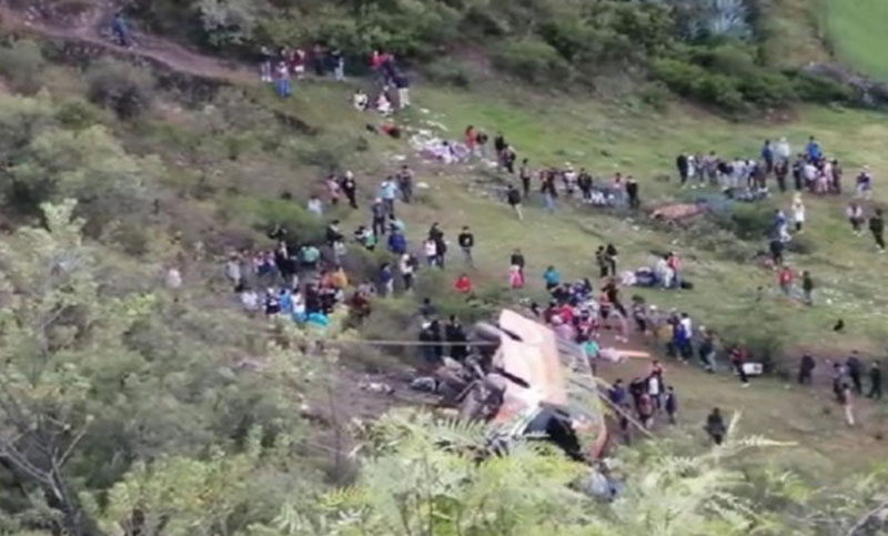 Al menos 11 personas murieron y 34 resultaron heridas al caer un colectivo al abismo en Perú