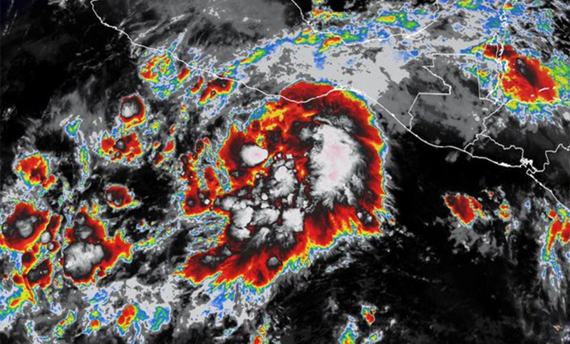 El huracán Agatha amenaza con llegar como categoría 3 a la costa suroeste de México