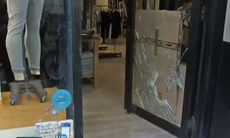 Rompieron una vidriera y se llevaron mercadería de un local en pleno centro