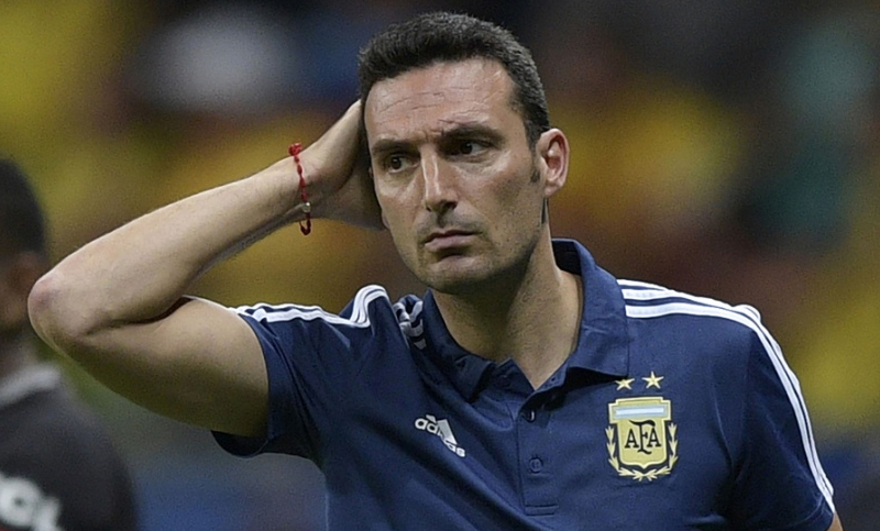 Scaloni ya viaja a España para comenzar mañana con las prácticas de la Selección
