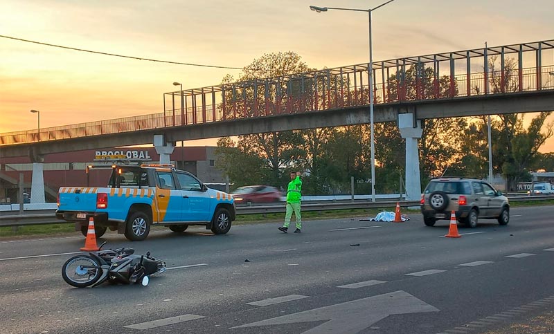 Caos en Circunvalación: pararon a cambiar una rueda y un motociclista falleció al tratar de esquivarlos