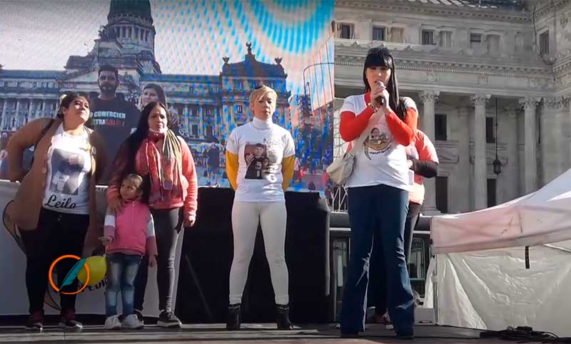 Cientos de personas esperan frente al Congreso que el Senado apruebe la ley de Oncopediatría