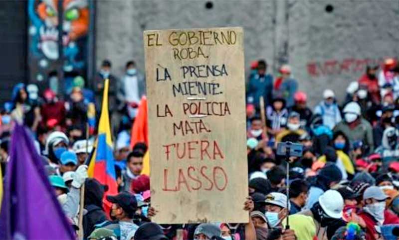Acosado por protestas y el Congreso, el presidente Lasso reduce los precios de combustibles en Ecuador