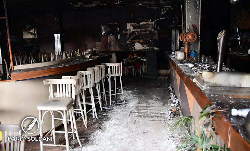 Violento incendio devastó una pizzería del Paseo Pellegrini