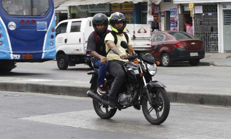 Con el objetivo de reducir delitos, Ecuador prohibió que más de una persona viaje en moto