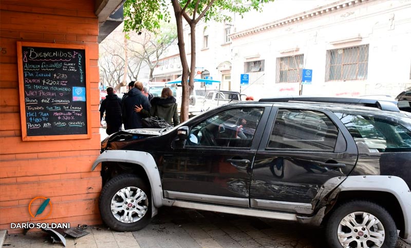 Chocó, perdió el control del auto y se incrustó contra un negocio
