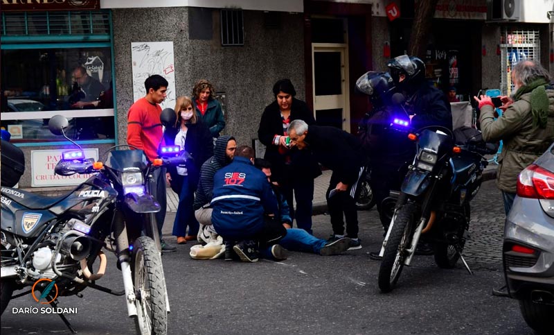 Un herido en un choque entre un auto y una moto tipo utilitario
