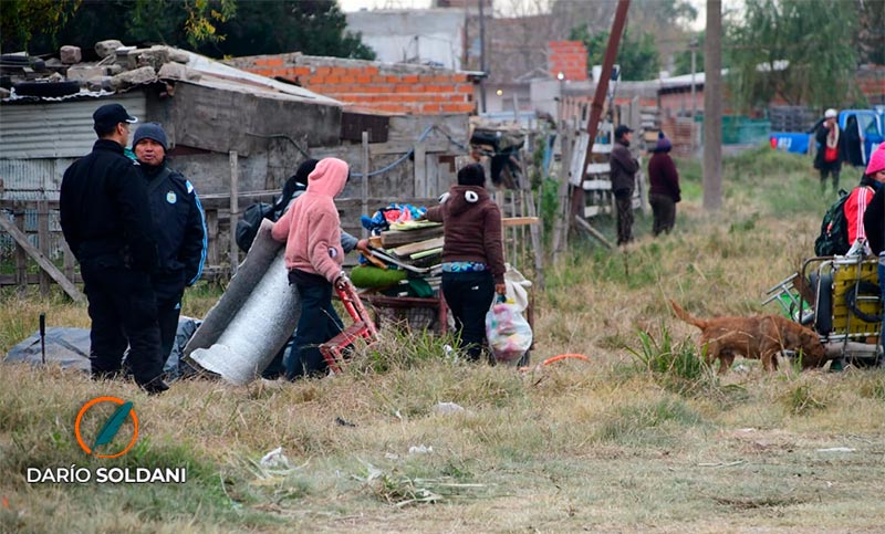 Tras el desalojo, varias familias acampan en los terrenos de Circunvalación y Maradona