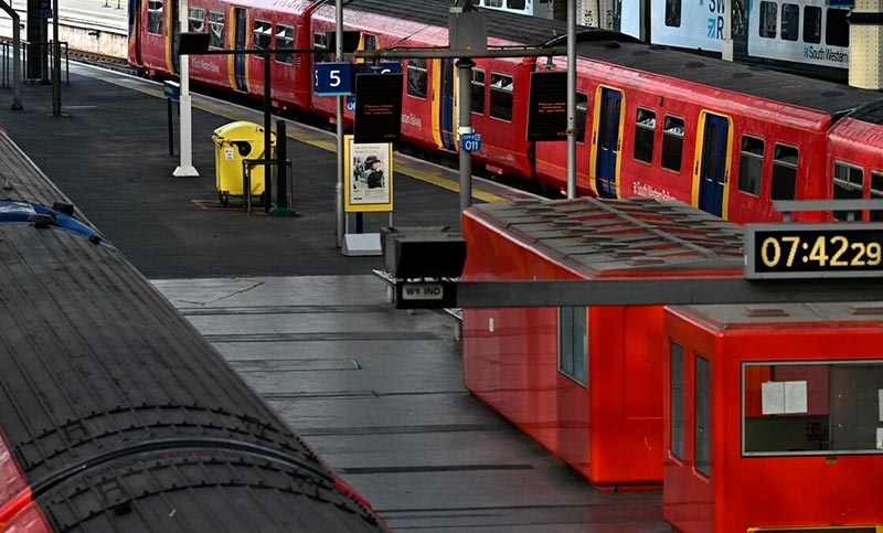 Ferroviarios británicos realizan la mayor huelga en treinta años