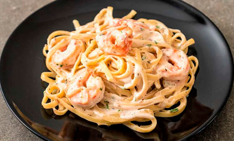 Fetuccinis a la Alfredo con camarones