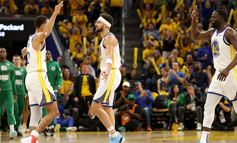 Golden State Warriors vapuleó a Boston Celtics e igualó la serie final