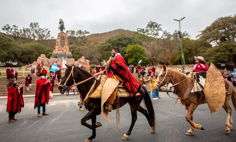 En Salta, más de 7 mil gauchos desfilaron en honor a Güemes, a 201 años de su muerte