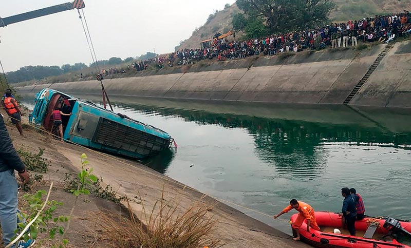 Al menos 22 personas murieron en India al caer un colectivo al vacío