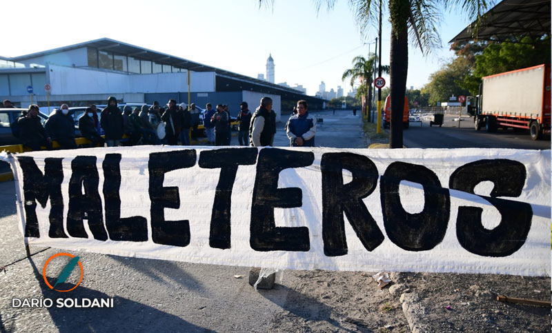 Maleteros volvieron a bloquear la Terminal para exigir que se cumpla la ordenanza que los regula
