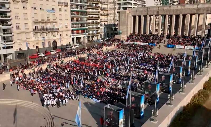 Unos cinco mil chicos le cantaron el «Feliz Cumpleaños» a Messi en el Monumento