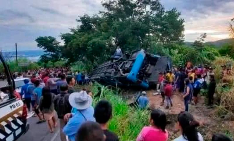 Nueve muertos y veintiocho heridos al volcar un micro en una carretera de México