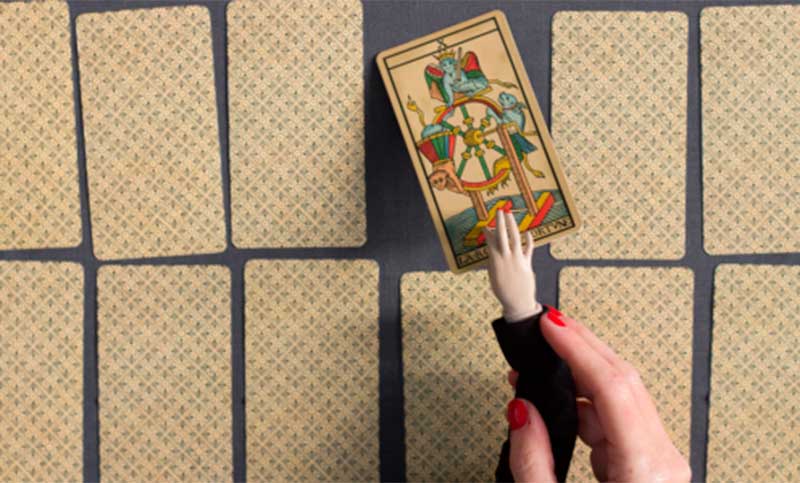 Hasta fines de agosto se exhibe la muestra “En sus manos”, de la artista plástica Ayelén Coccoz