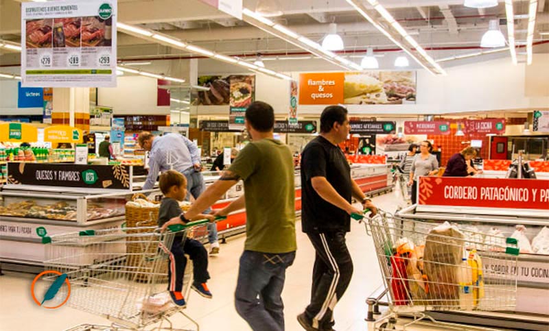 Las ventas en supermercados repuntaron en abril, pero las mayoristas lucen estancadas
