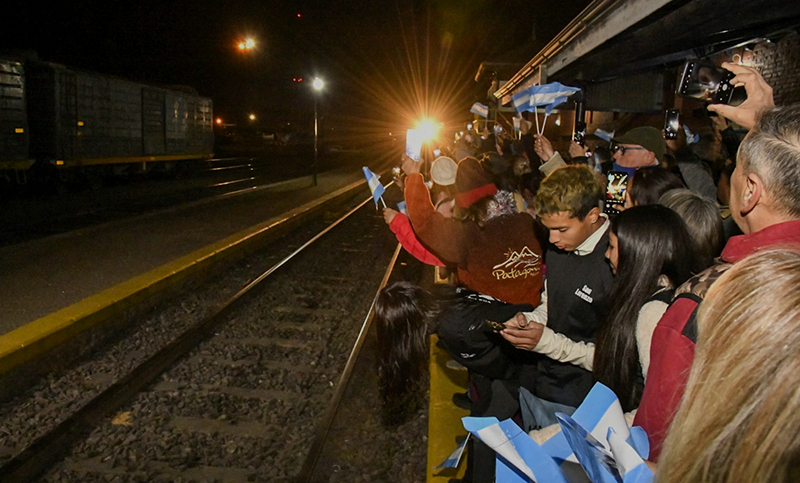 Después de 15 años: el tren que une a Buenos Aires y Tucumán volvió a parar en San Lorenzo