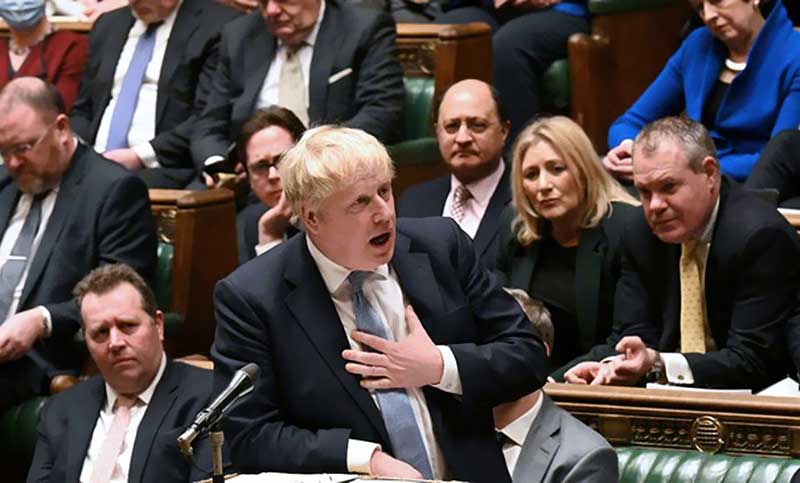 Johnson dice que sigue al frente del Gobierno británico pese a ola de renuncias