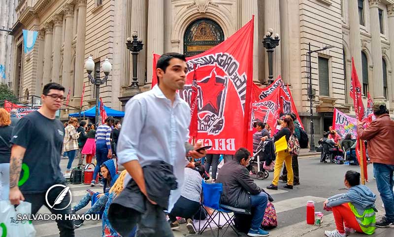 El Frente de Organizaciones en Lucha acampará hasta este miércoles frente a la Bolsa de Comercio