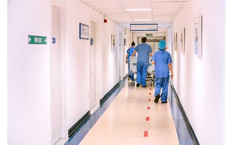 La falta de personal sanitario representa un grave riesgo para pacientes en Gran Bretaña, advierte un informe