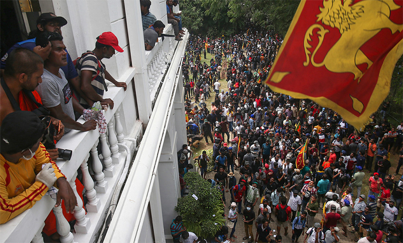 Manifestantes ingresaron a la residencia oficial del presidente de Sri Lanka para exigir su renuncia