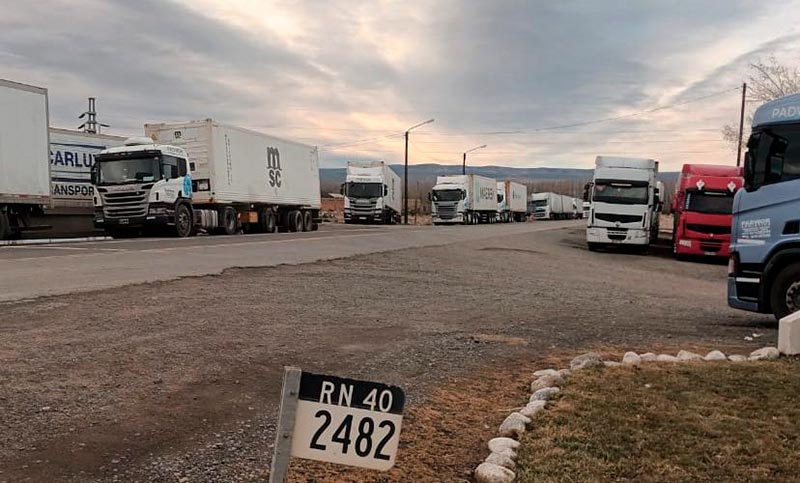 Más de 240 camiones permanecen varados en la frontera con Chile