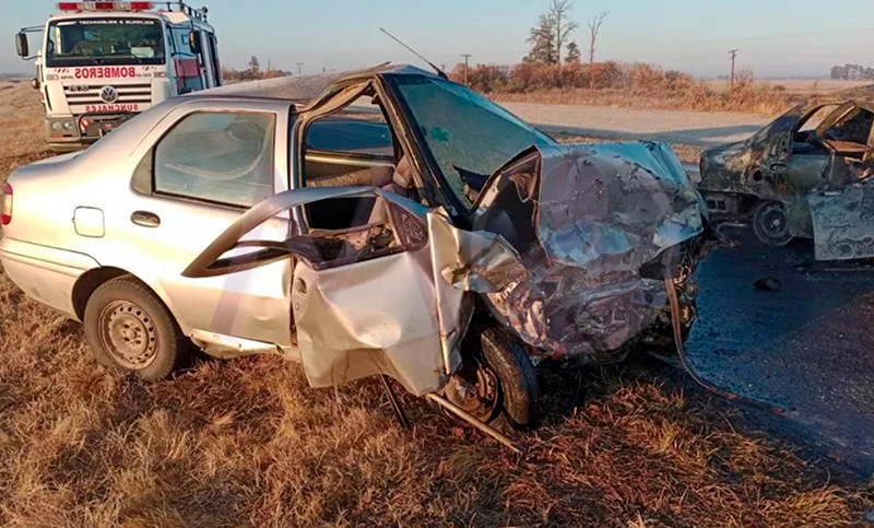 Cinco muertos tras un choque frontal entre dos autos en Tacural