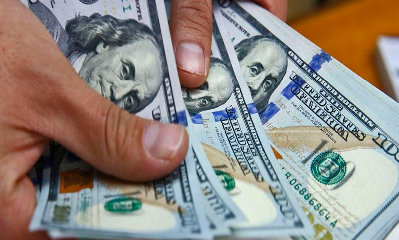Dólares financieros a un paso de los $300, mientras el blue llegó a $293