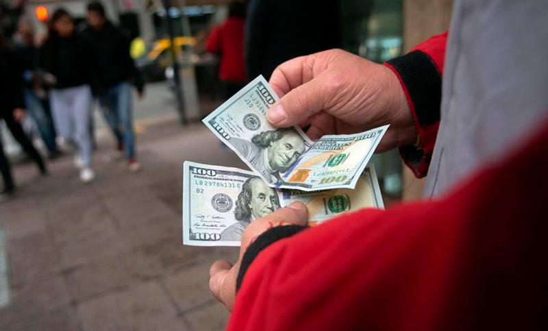 El dólar oficial cerró a $136,32 y los bursátiles operan con alzas de hasta 8,8%