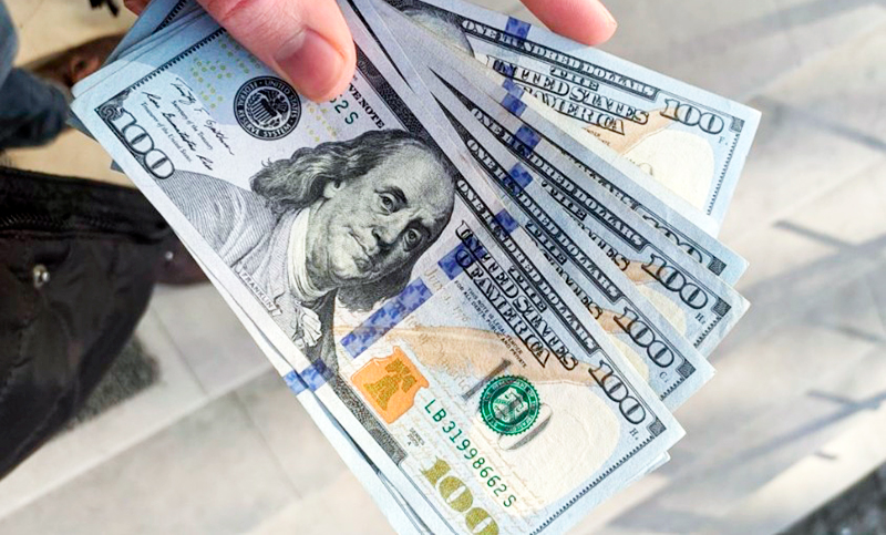 El dólar oficial cerró a $132,07 y los bursátiles operan con subas de hasta 11%