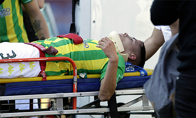 Un jugador de Aldosivi sufrió una conmoción cerebral por un golpe en el partido ante Lanús