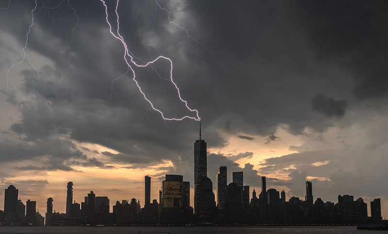 Una foto captó el momento exacto en que un rayo impacta en el Empire State