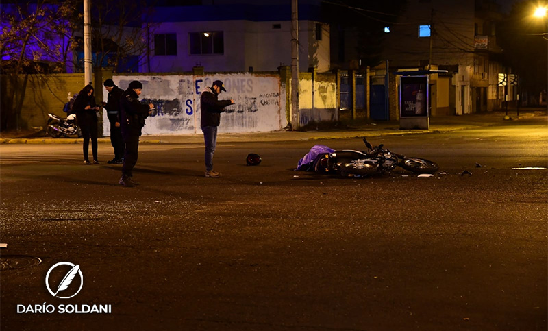 Un motociclista murió al chocar con un colectivo en Avellaneda y San Lorenzo