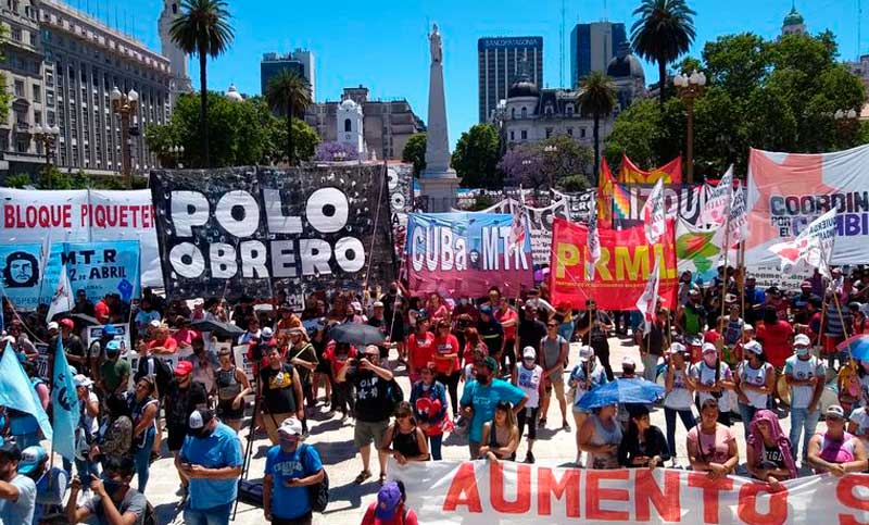 Piqueteros de izquierda vuelven a Plaza de Mayo en demanda de asistencia económica