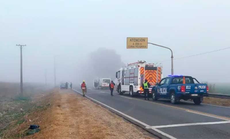 Humo y niebla en la ruta 33: un herido grave al chocar una moto y un utilitario