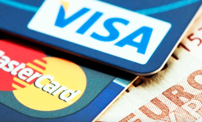 Las operaciones con tarjetas de crédito aumentaron en dólares y en pesos