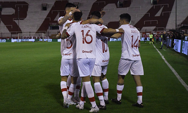 Huracán goleó a Sarmiento y se subió al podio de la Liga