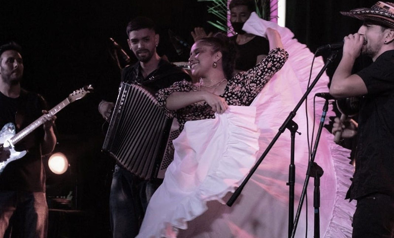 La Orquesta Bohemia revienta Distrito 7 con todo el sabor del caribe colombiano