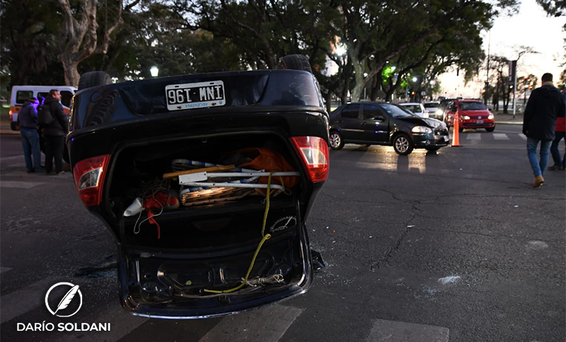 Choque y vuelco en Oroño y Rivadavia: uno de los conductores cruzó en rojo
