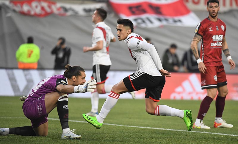 River goleó al Ferroviario y quiere dar pelea en la Liga