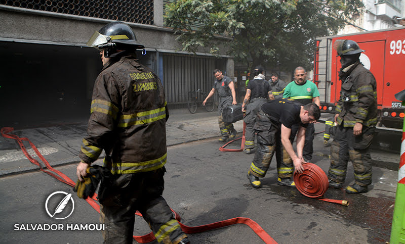 Tensión en el microcentro por el incendio de una cochera