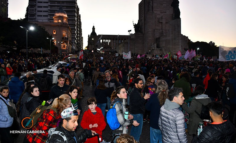Masiva manifestación en el Monumento para reclamar contra las quemas en las islas