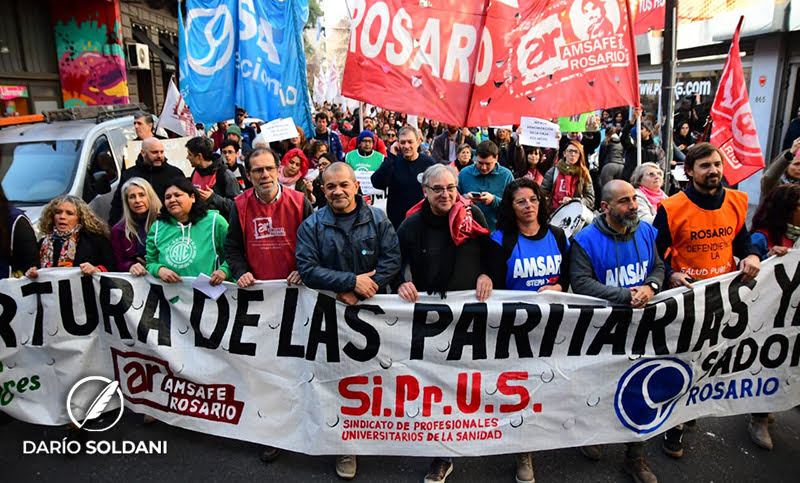Distintos gremios marcharon en Rosario por «una urgente reapertura de paritarias»