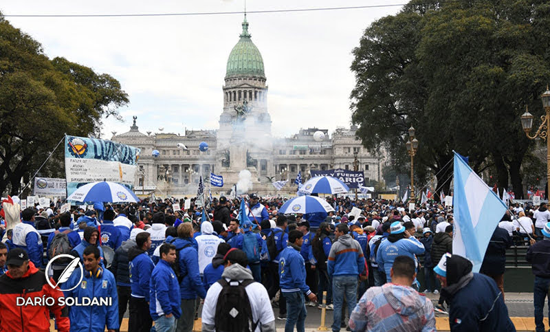 Marcha contra la inflación: gremios llevaron sus reclamos a la puerta del Congreso