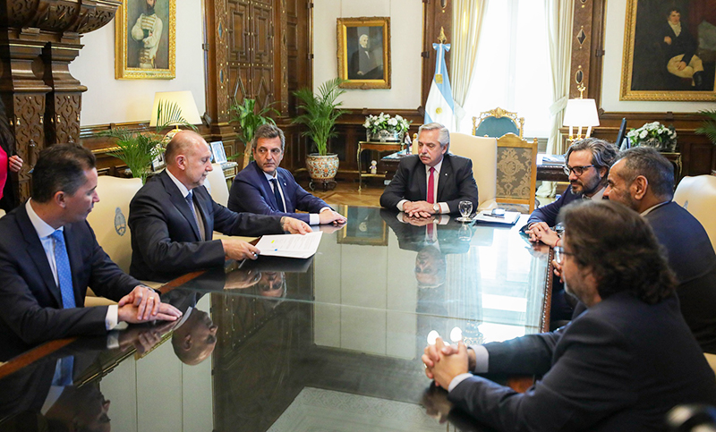 Fernández encabezó la firma del acuerdo para financiar el acueducto Santa Fe-Córdoba
