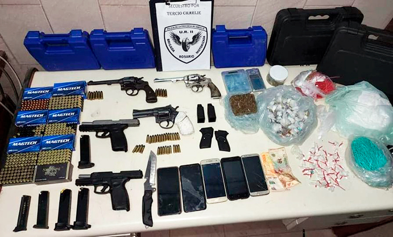 Secuestran siete armas de fuego, estupefacientes y un auto