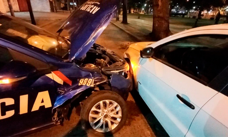 Armados con un auto robado intentaron escapar de la policía y chocaron con varios vehículos